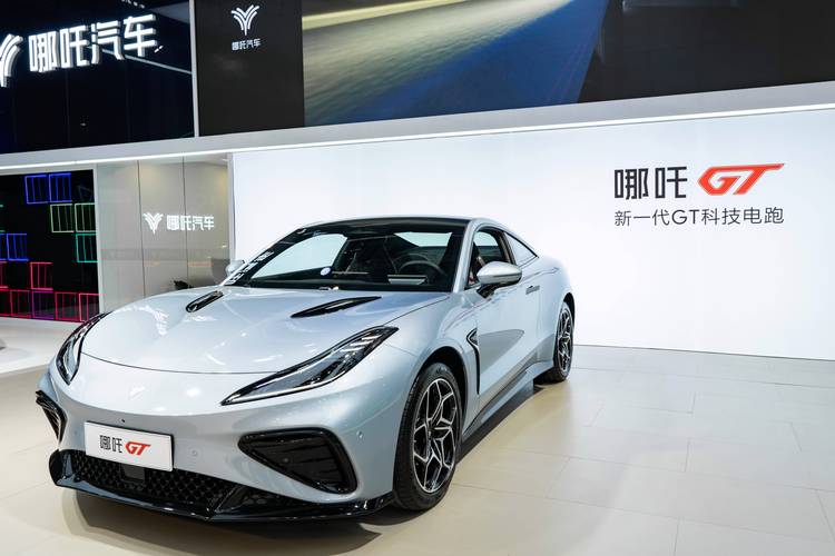 佛山335哪吒汽车在智能汽车领域的表现，领途汽车在新能源汽车市场中的影响力